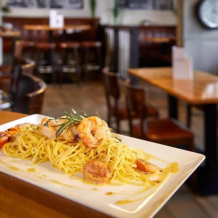 Simon's Plaza מלון